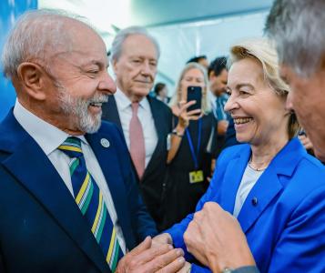 O presidente Lula (esq.) e a presidente da Comissão Europeia, Ursula von der Leyen (dir.)