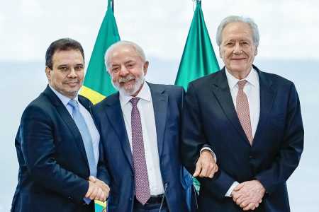 O atual e o ex-ministro participaram de uma reunião de transição ao lado do presidente Lula (PT).