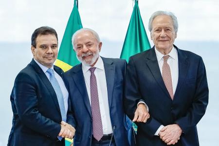 O atual e o ex-ministro participaram de uma reunião de transição ao lado do presidente Lula (PT).