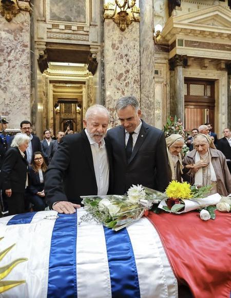 Os presidentes do Brasil, Lula, e do Uruguai, Yamandú Orsi, no velório do ex-presidente Pepe Mujica