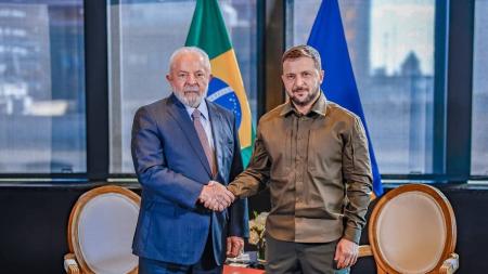 Lula e Zelensky durante encontro