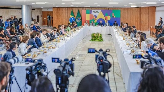 Lula falou sobre taxa de juros durante café da manhã com jornalistas estrangeiros