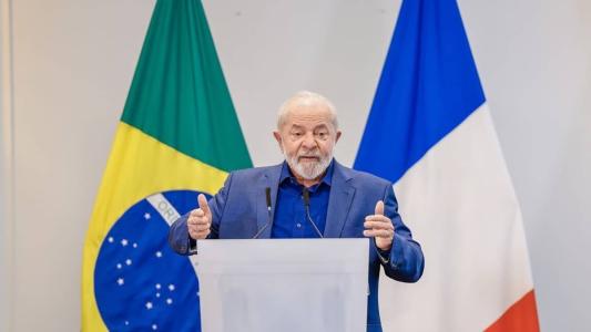 Lula fazendo joia