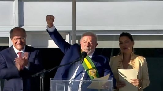 Lula fez um discurso após receber a faixa presidencial no Palácio do Planalto