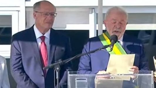Lula fez um discurso após receber a faixa presidencial no Palácio do Planalto