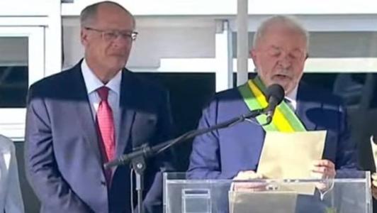 Lula fez um discurso após receber a faixa presidencial no Palácio do Planalto