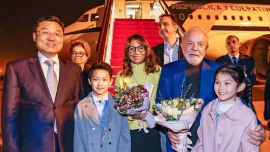 Lula foi recebido por vice-chanceler da China e pela ex-presidente Dilma Rousseff em Xangai