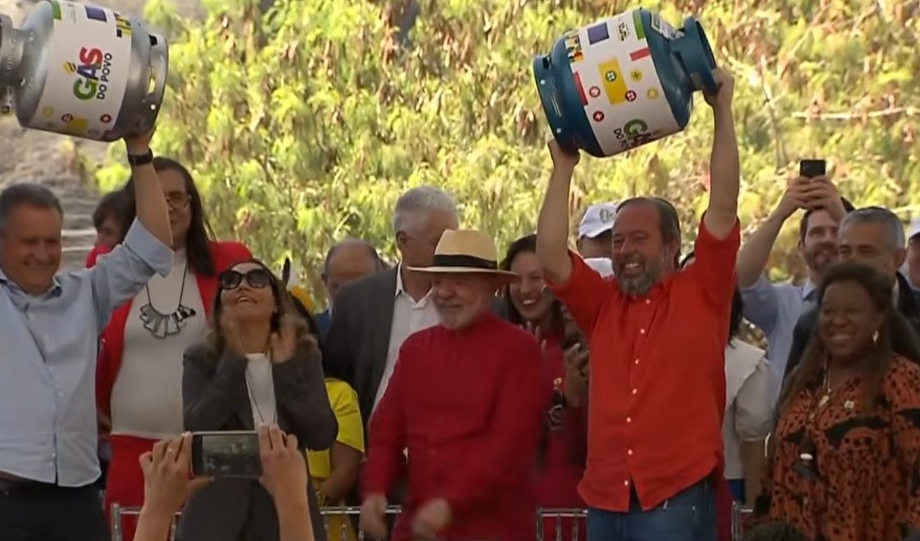 Em BH, Lula assina MP que cria o programa Gás do Povo