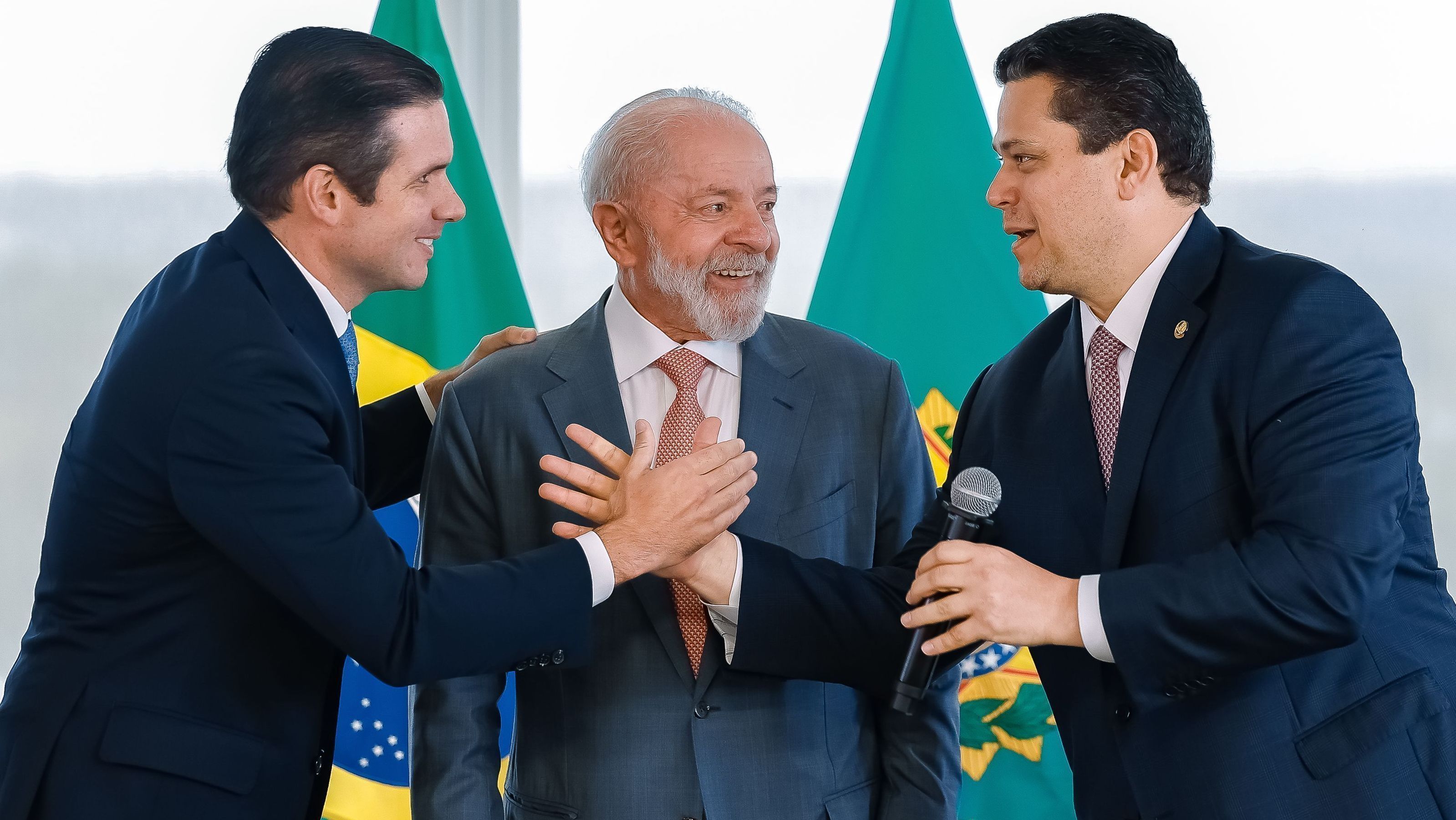 Em atrito com o governo, Motta e Alcolumbre faltam à sanção da isenção do IR