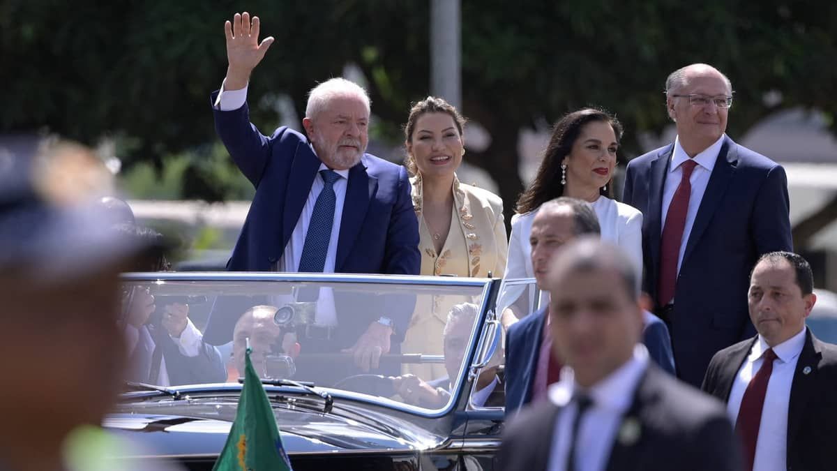 Lula repete 2003 e coloca vice no Rolls-Royce presidencial durante posse