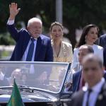 Lula repete 2003 e coloca vice no Rolls-Royce presidencial durante posse