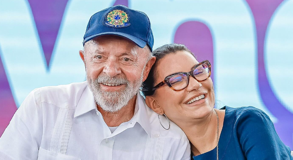 Janja usou voo da FAB para visitar escola de samba que homenageou Lula