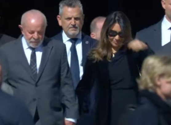 Lula e Janja são criticados pela oposição por comitiva no velório do Papa