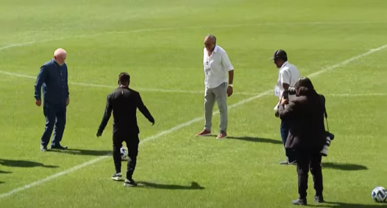 Lula troca passes com ídolos do Corinthians na Arena do time