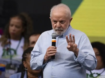 Lula faz discurso durante evento público