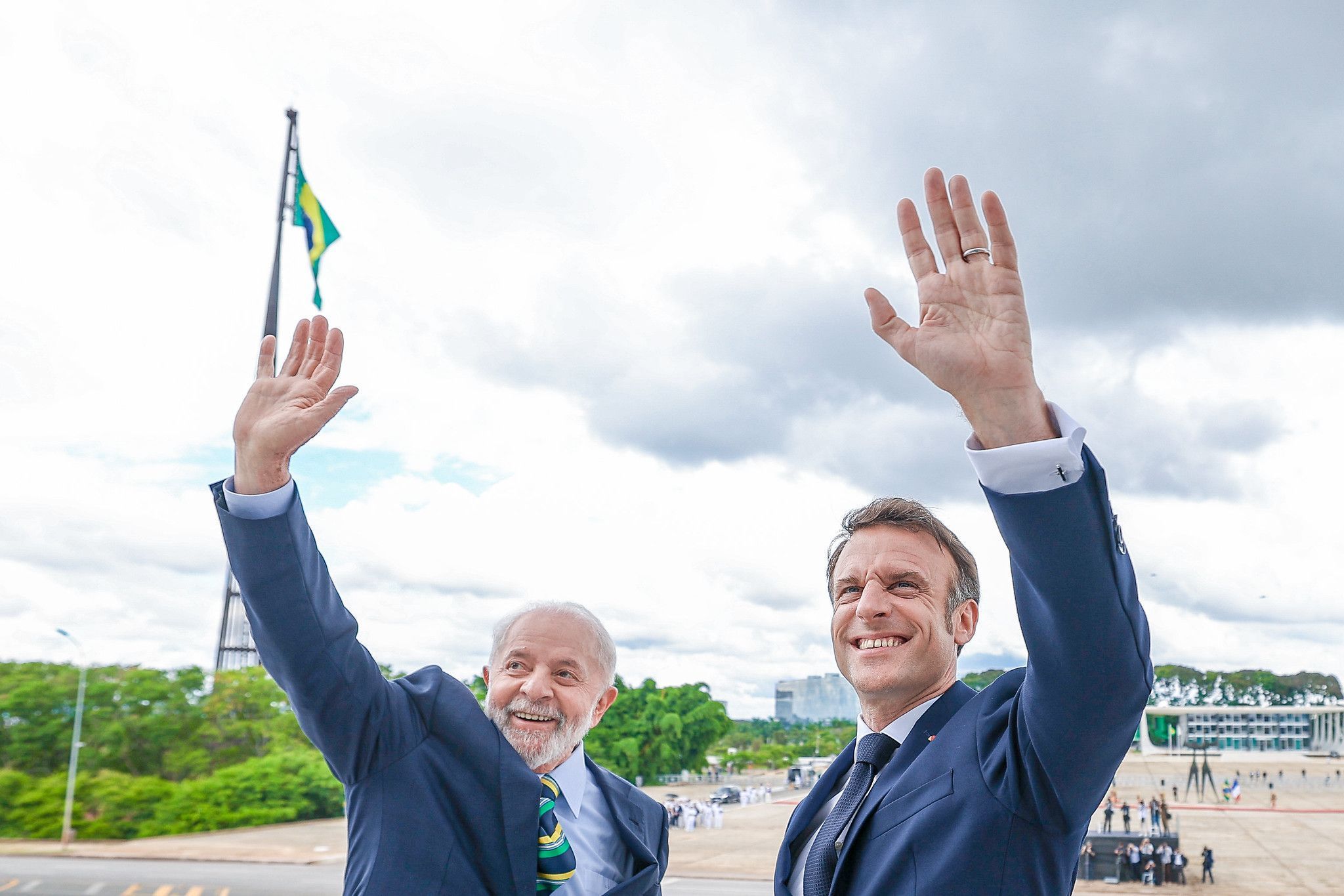 Lula e Macron reforçam cooperação em defesa, tecnologia e integração regional, na França