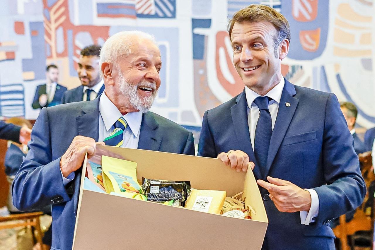 Lula presenteia Macron com queijos de Minas Gerais em visita do francês ao Brasil