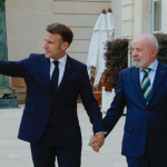 Lula caminha de mãos dadas com Macron e ganha medalha de honra durante agenda na França