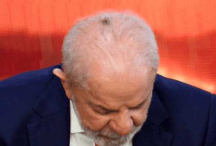 Lula aparece com mancha no Planalto