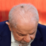 Lula aparece com mancha na cabeça em evento no Planalto