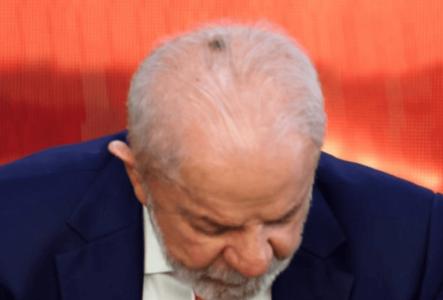 Lula aparece com mancha no Planalto