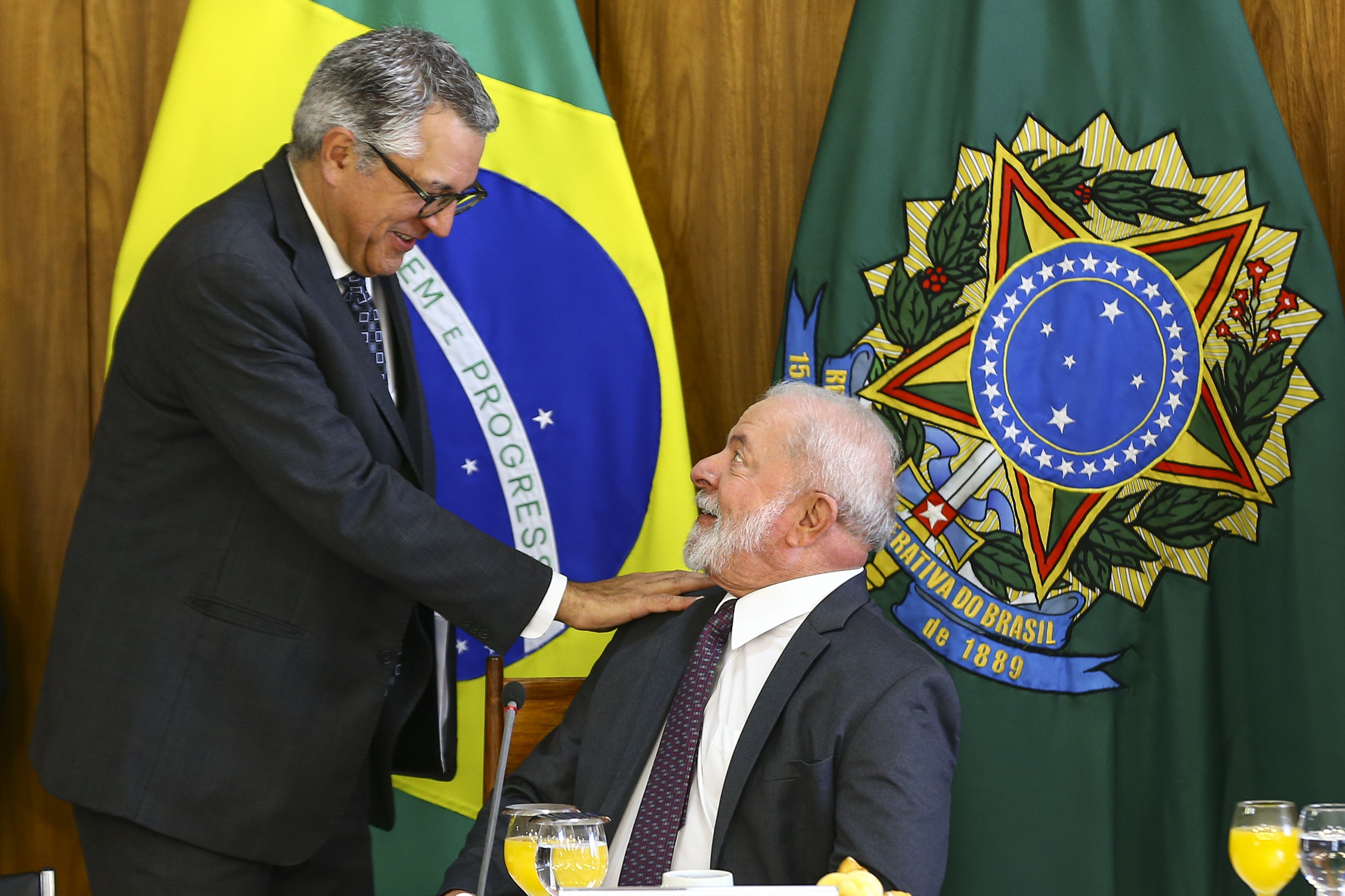 Lula afaga Padilha após ruído com Haddad e Pacheco por desoneração dos municípios
