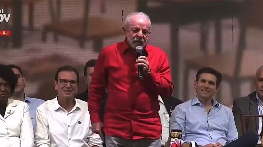 Lula participa de agenda no Rio de Janeiro, ao fundo, o presidente da Câmara dos Deputados, Hugo Motta