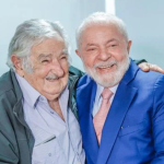 Após retorno da China, Lula participa de despedida de Mujica em Montevidéu