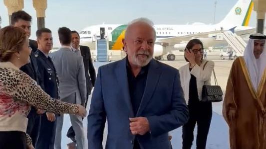 Lula na chegada a Abu Dhabi para encontro com o presidente do país, Mohammed bin Zayed Al Nahyan