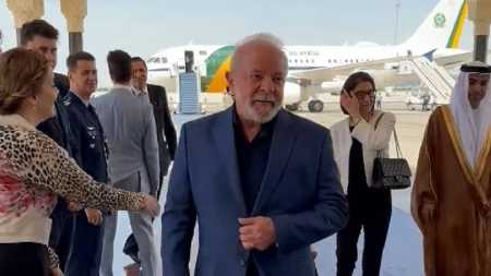 Lula na chegada a Abu Dhabi para encontro com o presidente do país, Mohammed bin Zayed Al Nahyan