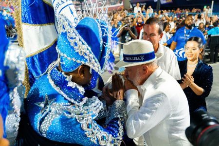 O presidente Lula durante o desfile da Acadêmicos de Niterói, na Sapucaí