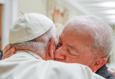 Lula deseja melhoras ao Papa Francisco, internado desde sexta | CNN Brasil