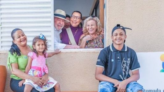 Lula participa da entrega de chaves de casas populares em Rondonópolis (MT)