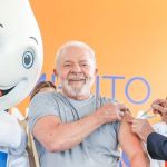 Governo lança campanha de vacinação e Lula é vacinado por Alckmin contra covid-19