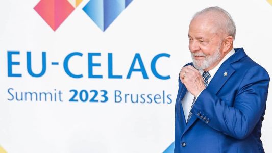 Lula pede regulamentação das redes sociais durante discurso na Bélgica.