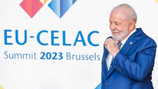Lula pede regulamentação das redes sociais durante discurso na Bélgica.