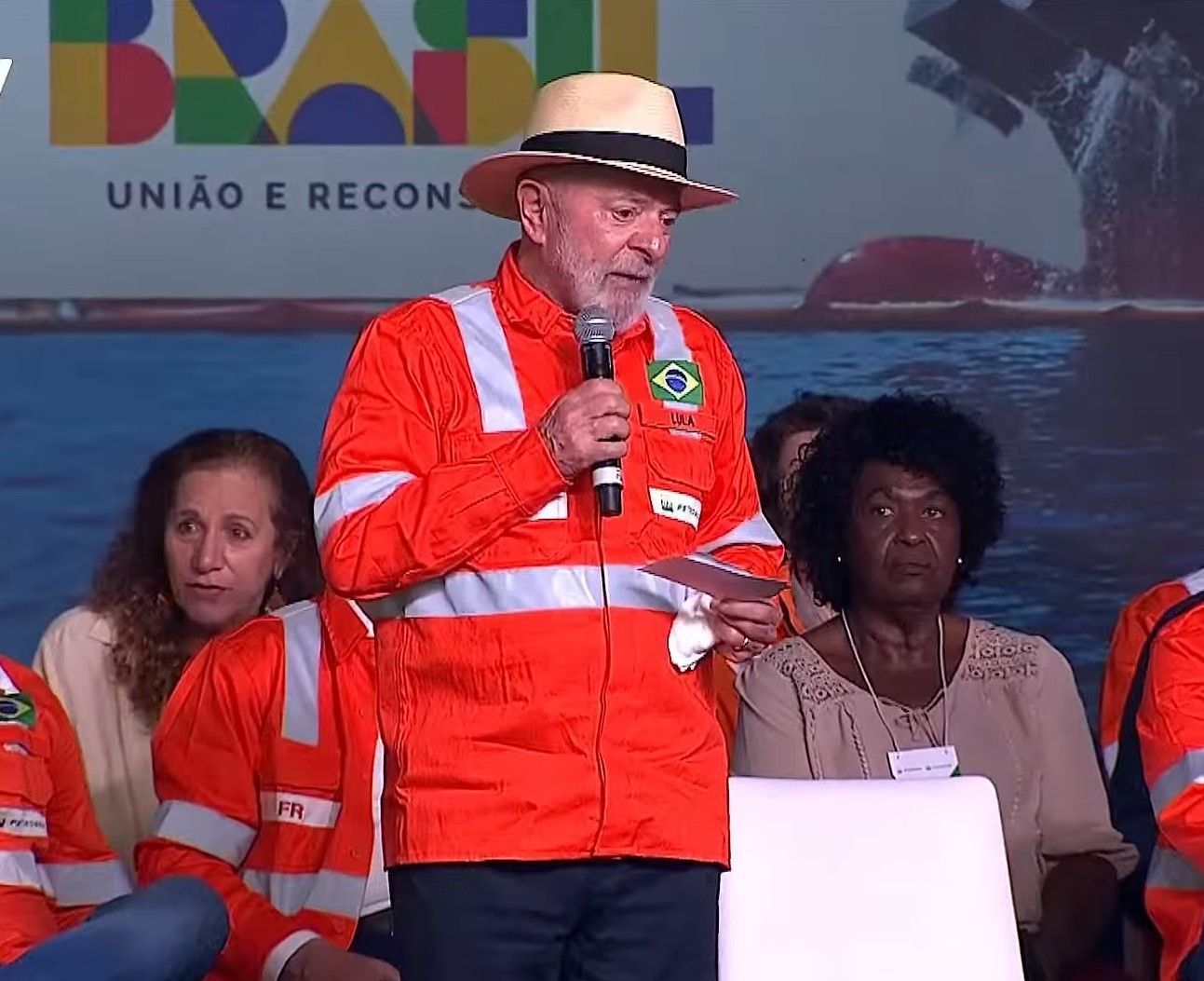 Lula diz ser contra combustível fóssil, mas admite dependência financeira do petróleo