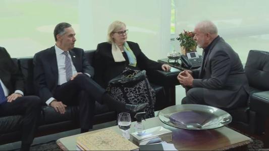 Lula pretende ir à posse de Luís Roberto Barroso na presidência do STF.