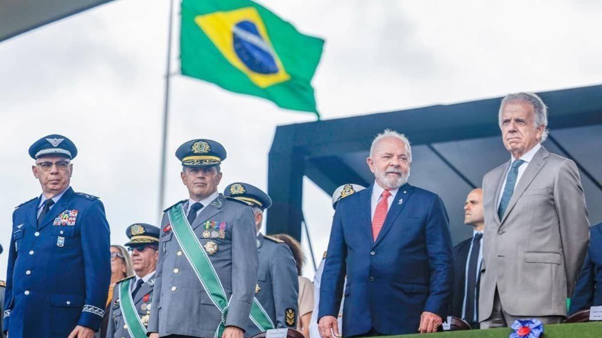 Lula promete aumentar verba para Defesa em 2024 e priorizar projetos que Bolsonaro deixou de lado