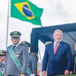 Lula promete aumentar verba para Defesa em 2024 e priorizar projetos que Bolsonaro deixou de lado