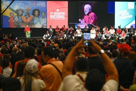 Lula participa do encerramento do 17º Encontro Nacional do Partido dos Trabalhadores