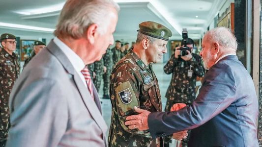 Lula recebe comandante do Exército, Tomás Paiva, sob olhar de José Múcio