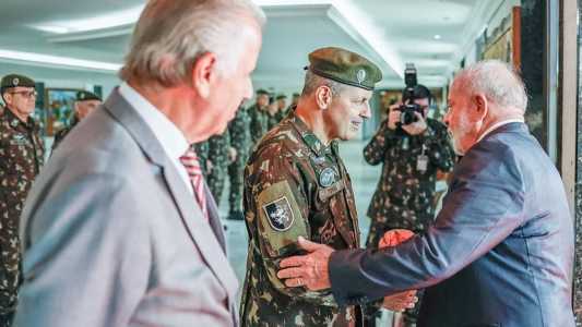 Lula recebe comandante do Exército, Tomás Paiva, sob olhar de José Múcio