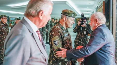 Lula recebe comandante do Exército, Tomás Paiva, sob olhar de José Múcio