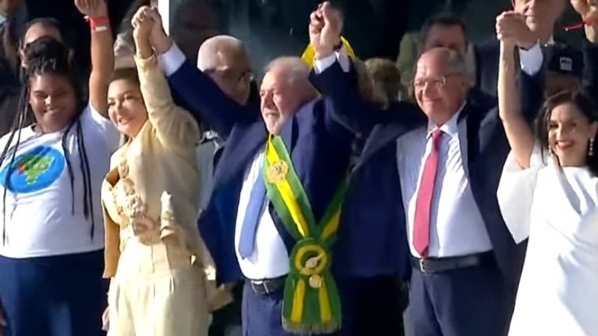 Lula recebe faixa presidencial de representantes do povo ao subir rampa do Planalto