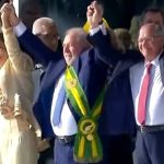Lula recebe faixa presidencial de representantes do povo ao subir rampa do Planalto