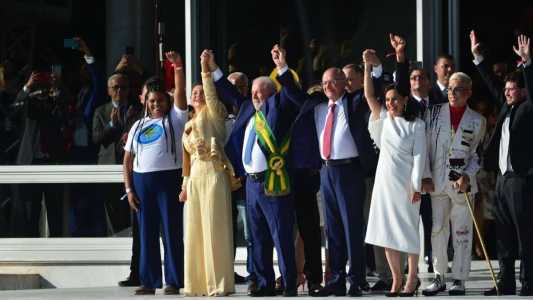 Lula recebeu a faixa presidencial de representantes do povo