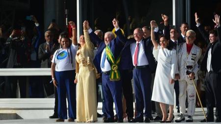 Lula recebeu a faixa presidencial de representantes do povo