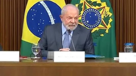 Lula recebeu a visita do ministro de Relações Institucionais, Alexandre Padilha, na noite deste sábado (25)