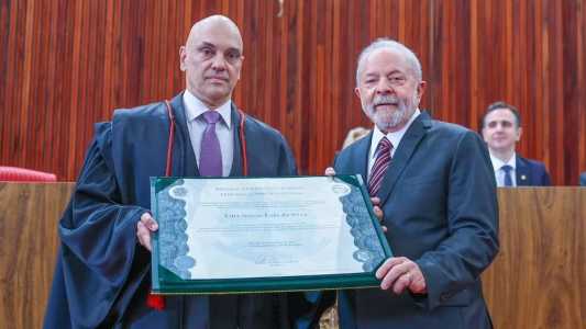 Lula recebeu diploma de presidente eleito das mãos do presidente do TSE, Alexandre de Moraes